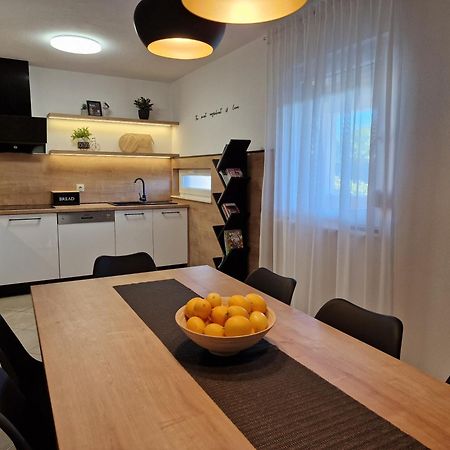 Beautiful Holiday Home "Villa Luka" Kaštel Štafilić Exterior foto
