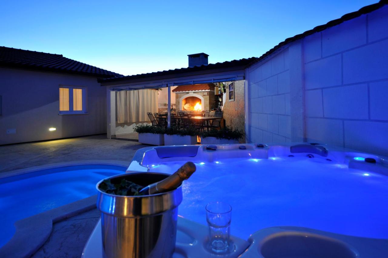 Beautiful Holiday Home "Villa Luka" Kaštel Štafilić Exterior foto