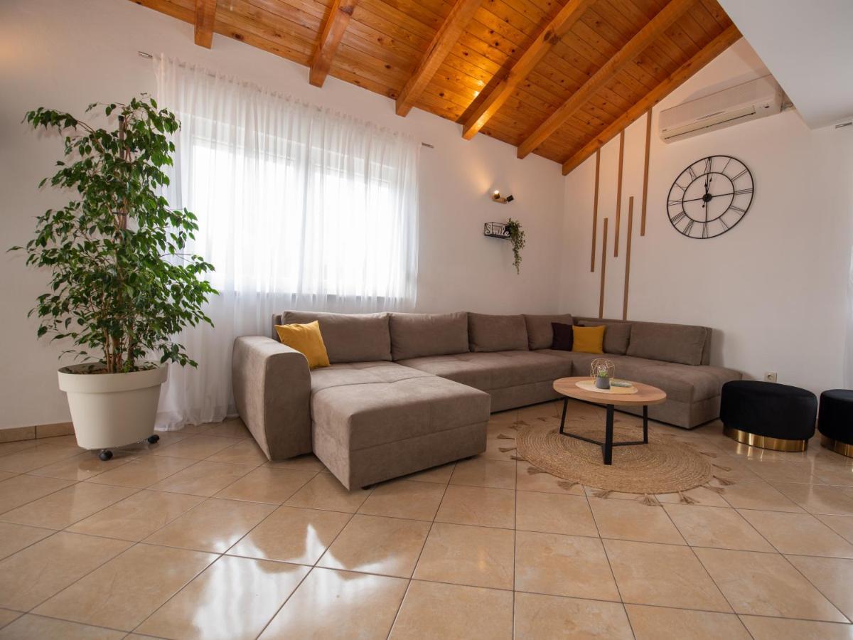 Beautiful Holiday Home "Villa Luka" Kaštel Štafilić Exterior foto