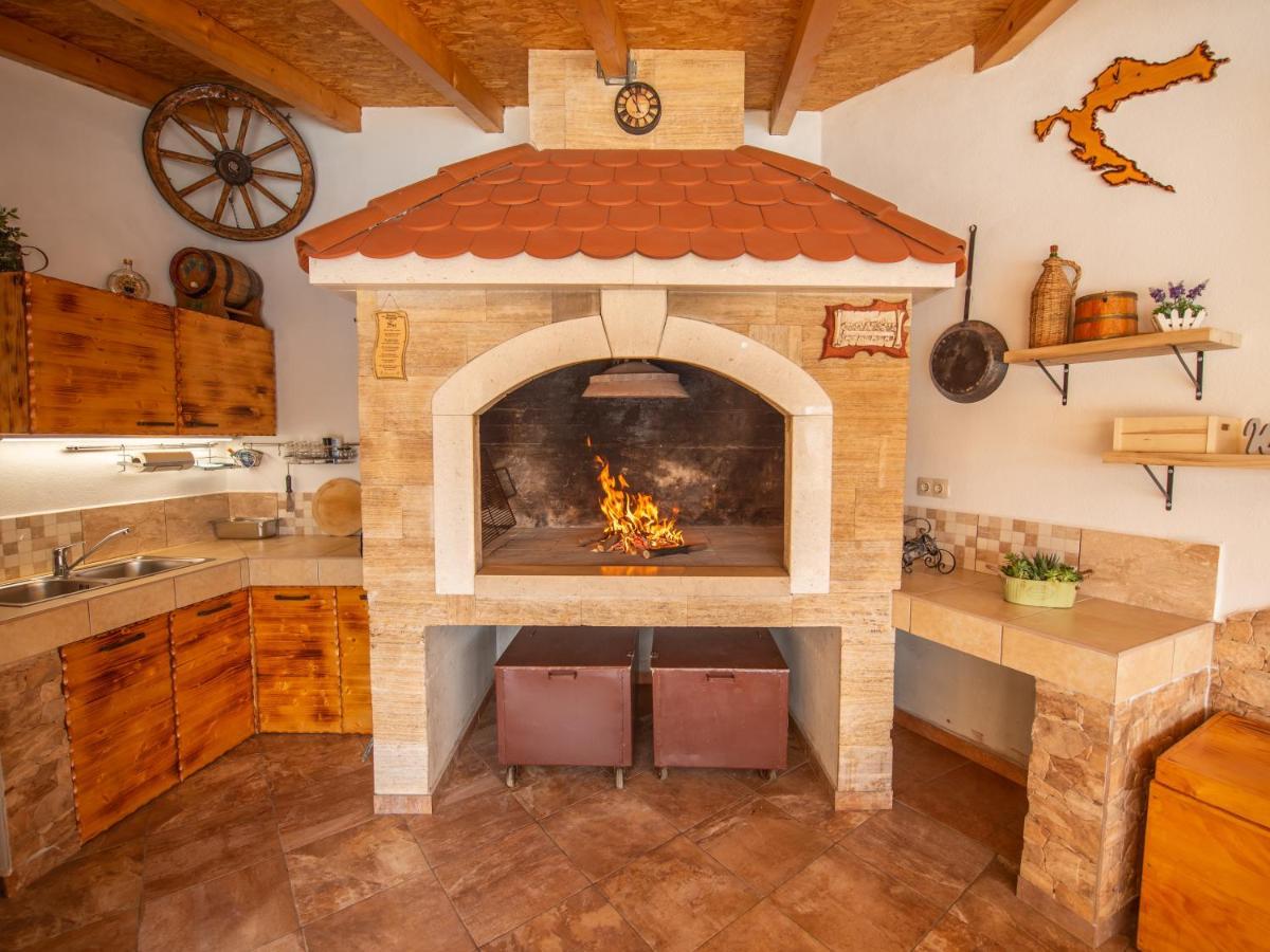 Beautiful Holiday Home "Villa Luka" Kaštel Štafilić Exterior foto