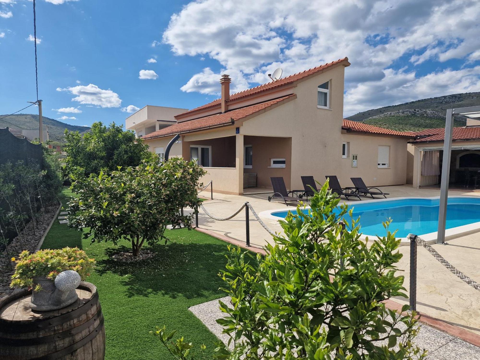 Beautiful Holiday Home "Villa Luka" Kaštel Štafilić Exterior foto